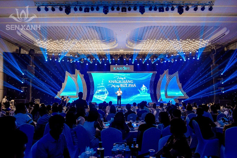 L&atilde;nh đạo Karofi ph&aacute;t biểu trước đ&ecirc;m tiệc gala ho&agrave;nh tr&aacute;ng