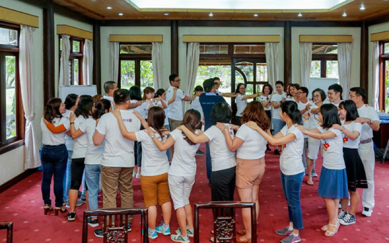 10 Trò Chơi Team Building Trong Nhà Cực Vui, Ai Cũng Chơi Được! Trò chơi “Chung một ý chí”