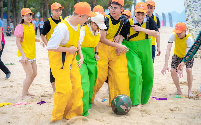 10 Trò Chơi Team Building Trong Nhà Cực Vui, Ai Cũng Chơi Được! Trò chơi “Thi mặc quần”
