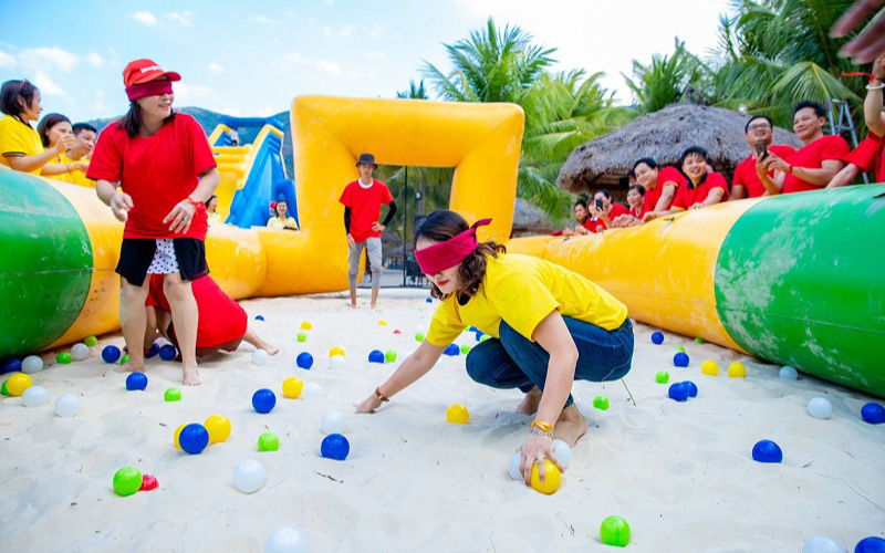 10 Trò Chơi Team Building Trong Nhà Cực Vui, Ai Cũng Chơi Được! Trò chơi “Bịt mắt rót nước”