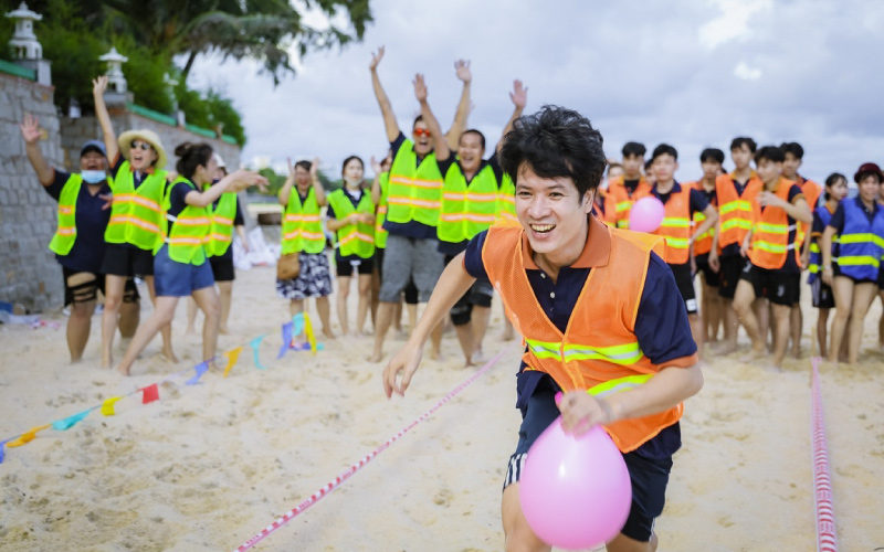 10 Trò Chơi Team Building Trong Nhà Cực Vui, Ai Cũng Chơi Được! Trò chơi “Dũng sĩ diệt bóng”