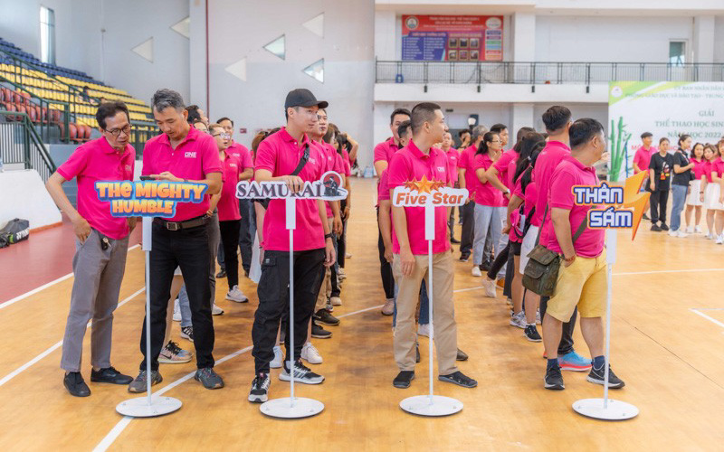 10 Trò Chơi Team Building Trong Nhà Cực Vui, Ai Cũng Chơi Được! Trò chơi “Mật vụ truyền tin”