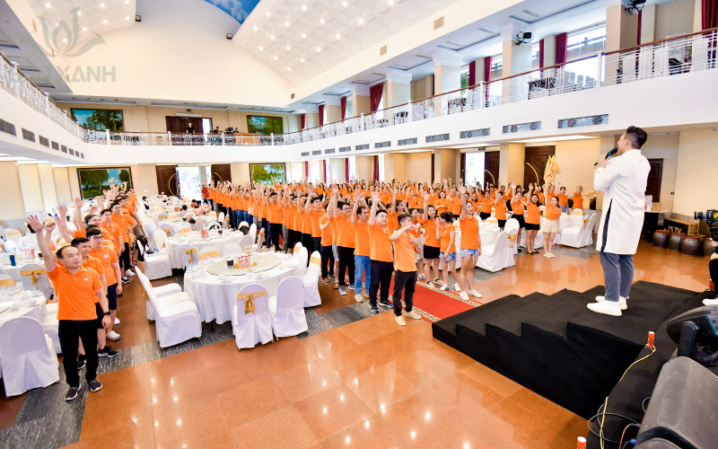 10 Trò Chơi Team Building Trong Nhà Cực Vui, Ai Cũng Chơi Được! MC là người truyền “nhiệt” cho chương trình Team Building
