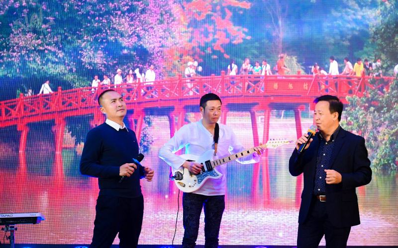 Tổ Chức Sự Kiện - Year End Party - Merry Christmas & Happy New Year 2024 - Công ty ASOC Lãnh đạo công ty ASOC góp vui với tiết mục song ca đầy ấn tượng