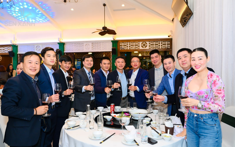 Tổ Chức Sự Kiện - Year End Party - Merry Christmas & Happy New Year 2024 - Công ty ASOC Các thành viên ASOC cùng nhau nâng ly khai tiệc