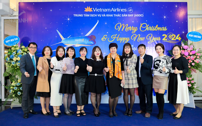 Tổ Chức Sự Kiện - Year End Party - Merry Christmas & Happy New Year 2024 - Công ty ASOC Mọi người chụp hình kỷ niệm trước và sau sự kiện “ASOC - Year End Party”