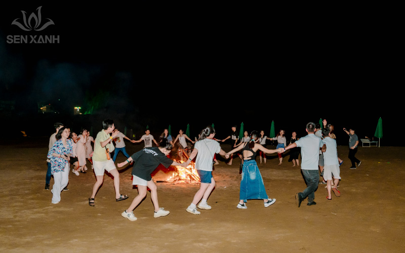 Lửa trại được đốt l&ecirc;n, những c&aacute;nh tay AKABOT kết lại th&agrave;nh v&ograve;ng tr&ograve;n đo&agrave;n kết