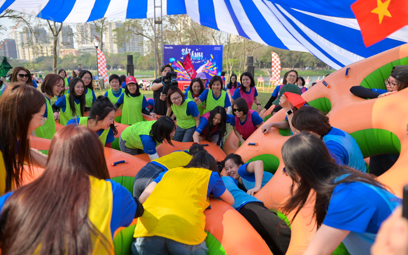 Tất cả c&aacute;c th&agrave;nh vi&ecirc;n đều h&agrave;o hứng, th&iacute;ch th&uacute; khi tham gia tr&ograve; chơi vận động trong chương tr&igrave;nh