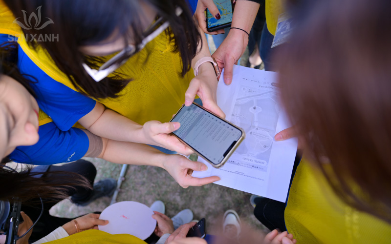 C&aacute;c đội c&ugrave;ng nhau giải m&atilde; thử th&aacute;ch tr&ograve; chơi của Ban tổ chức đưa ra