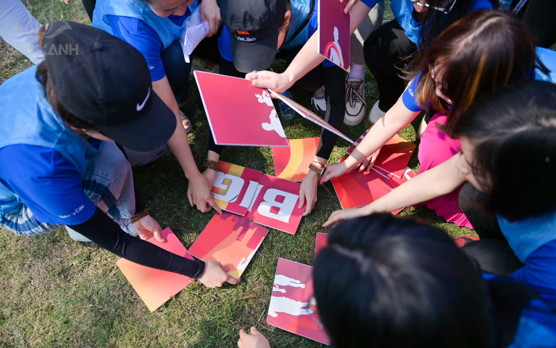 C&aacute;c th&agrave;nh vi&ecirc;n c&ugrave;ng nhau t&igrave;m kiếm v&agrave; gắn c&aacute;c miếng gh&eacute;p th&agrave;nh bức tranh c&oacute; &yacute; nghĩa