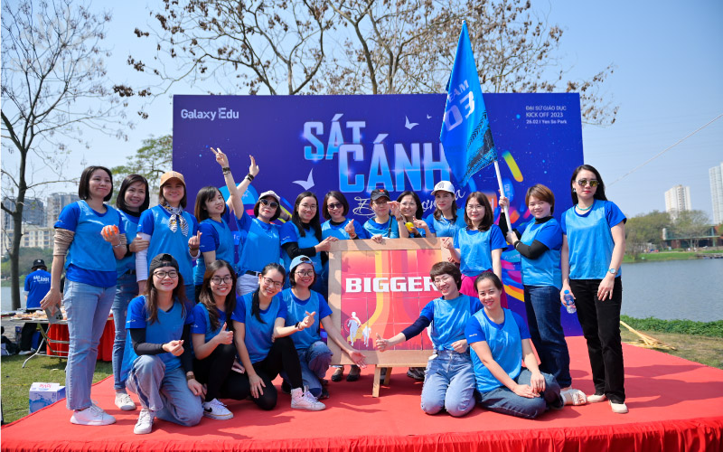 Đội thắng cuộc trong tr&ograve; chơi gh&eacute;p tranh chụp ảnh lưu niệm