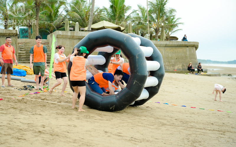 C&aacute;c hoạt động Team Building tr&agrave;n ngập tiếng cười tại b&atilde;i biển Hải Tiến