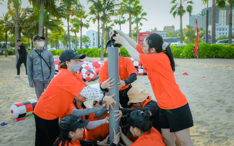 Tr&ograve; chơi r&oacute;t nước gi&uacute;p gắn kết tinh thần đồng đội giữa c&aacute;c th&agrave;nh vi&ecirc;n