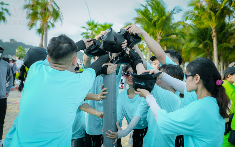 Đội xanh đ&atilde; chiến thắng phần thi d&ugrave;ng mũ r&oacute;t nước v&agrave;o ống nước