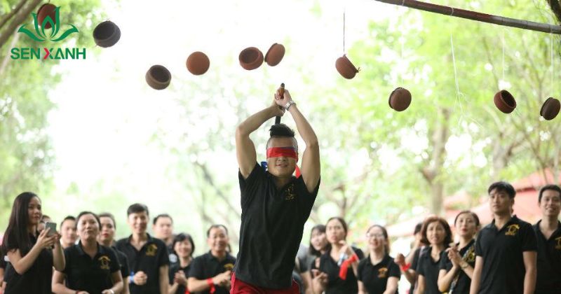 Tr&ograve; chơi bịt mắt đập ni&ecirc;u