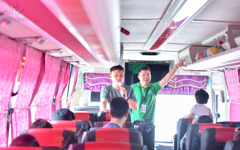 Trong qu&aacute; tr&igrave;nh di chuyển, đội ngũ Sen Xanh khuấy động chương tr&igrave;nh bằng c&aacute;c hoạt động Team Building tr&ecirc;n xe