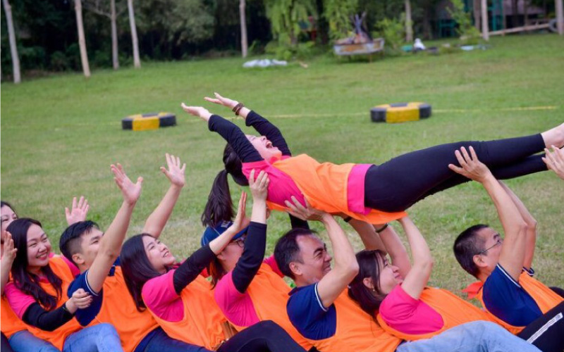 Tr&ograve; chơi &ldquo;Vận chuyển người&rdquo; mang lại t&iacute;nh đo&agrave;n kết cho tất cả mọi người 