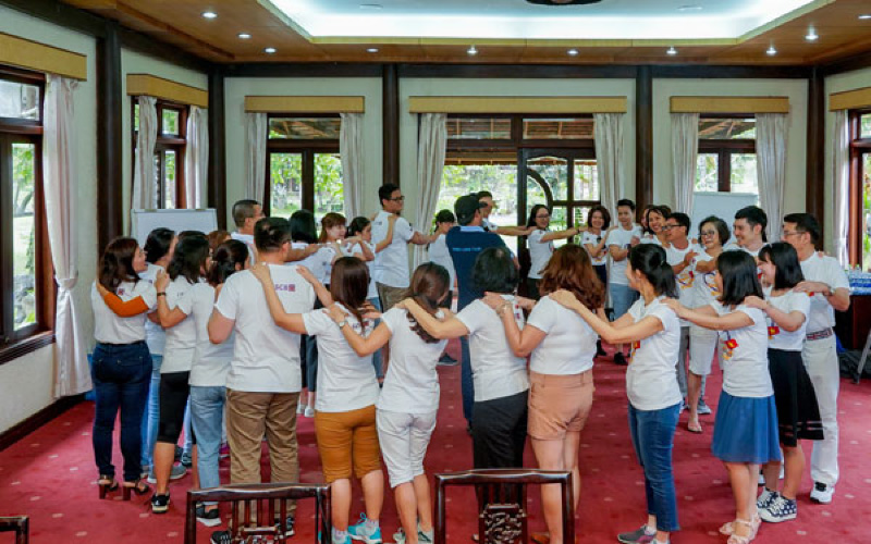 Các Trò Chơi Team Building Trong Văn Phòng Dễ Chơi, Cực Vui Trò chơi giải trí “Chuyền đồ”
