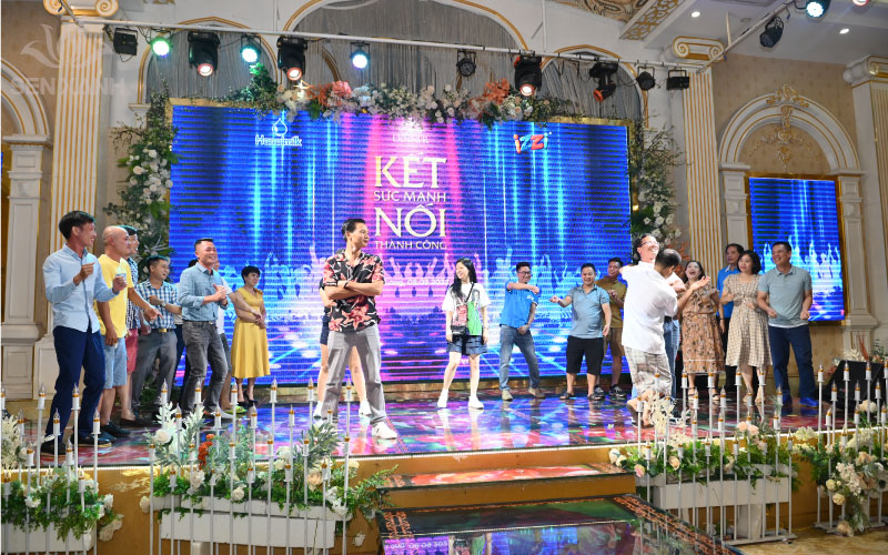 C&aacute;c th&agrave;nh vi&ecirc;n H&agrave; Nội Milk c&ugrave;ng tham gia biểu diễn văn nghệ &ldquo;c&acirc;y nh&agrave; l&aacute; vườn&rdquo;