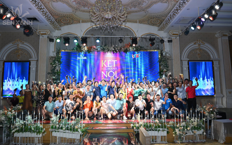 Tập thể nh&acirc;n vi&ecirc;n H&agrave; Nội Milk c&ugrave;ng chụp ảnh kỷ niệm