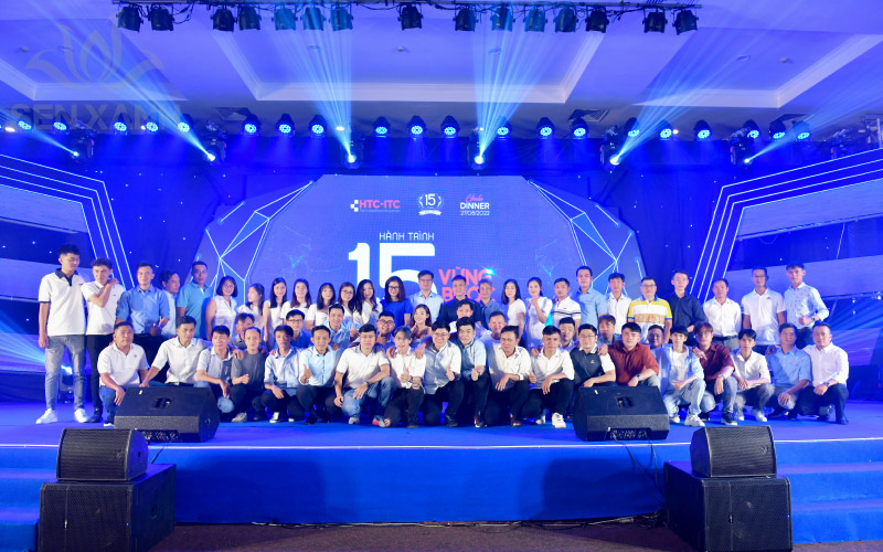 C&aacute;c th&agrave;nh vi&ecirc;n trong c&ocirc;ng ty chụp ảnh kỷ niệm