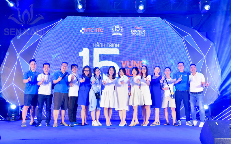 C&aacute;c th&agrave;nh vi&ecirc;n trong c&ocirc;ng ty chụp ảnh kỷ niệm