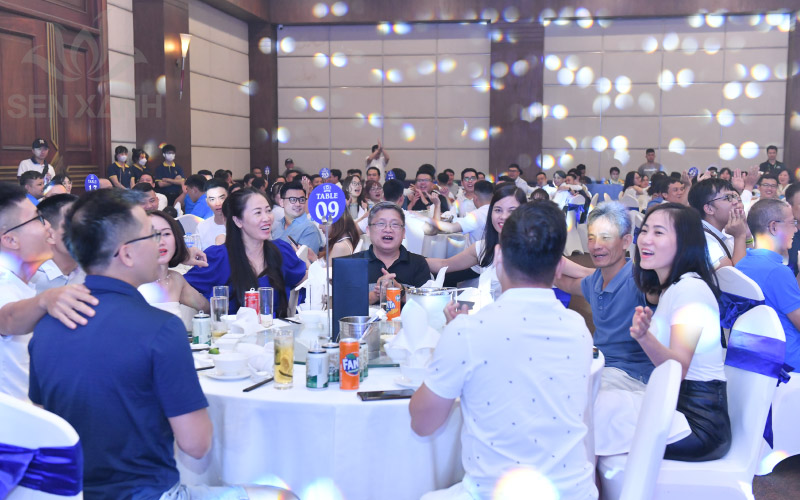 C&aacute;n bộ l&atilde;nh đạo C&ocirc;ng ty ho&agrave; m&igrave;nh v&agrave;o kh&ocirc;ng gian bữa tiệc