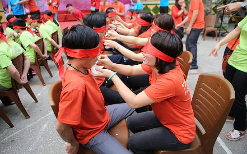 Tr&ograve; chơi bịt mắt ăn sữa chua mang lại nhiều tiếng cười cho buổi họp lớp