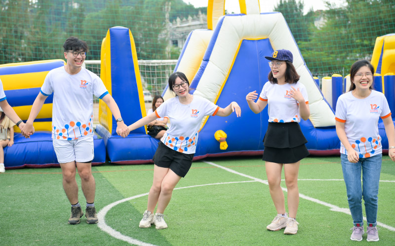 C&aacute;c tr&ograve; chơi đều mang t&iacute;nh gắn kết đồng đội, tạo tiếng cười v&agrave; sự hứng khởi cho c&aacute;c th&agrave;nh vi&ecirc;n