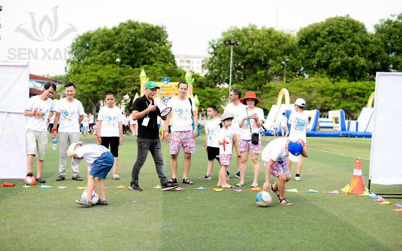 C&aacute;c bạn nhỏ h&agrave;o hứng với c&aacute;c hoạt động tr&ograve; chơi ngo&agrave;i trời