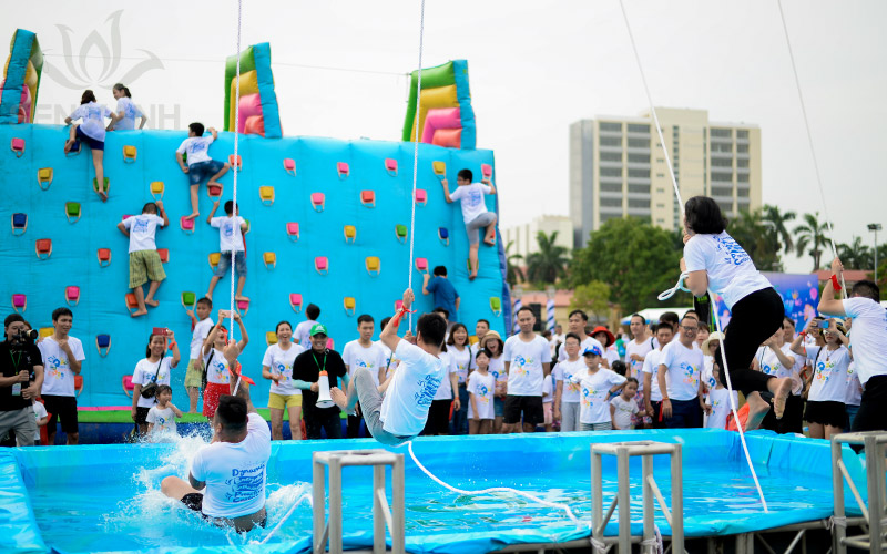 C&aacute;c tr&ograve; chơi với nước cũng l&agrave; phần g&acirc;y được ấn tượng v&agrave; th&iacute;ch th&uacute; nhất cho c&aacute;c &ldquo;th&agrave;nh vi&ecirc;n nh&iacute;&rdquo;