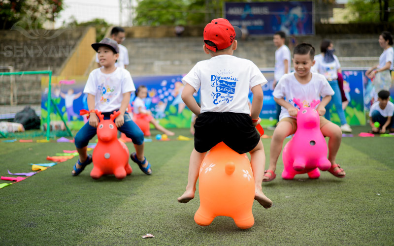 C&aacute;c bạn nhỏ h&agrave;o hứng với c&aacute;c hoạt động tr&ograve; chơi ngo&agrave;i trời