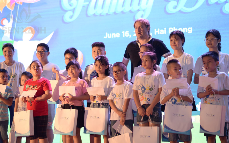 C&aacute;c th&agrave;nh vi&ecirc;n c&ugrave;ng nhau chụp h&igrave;nh kỷ niệm&nbsp;