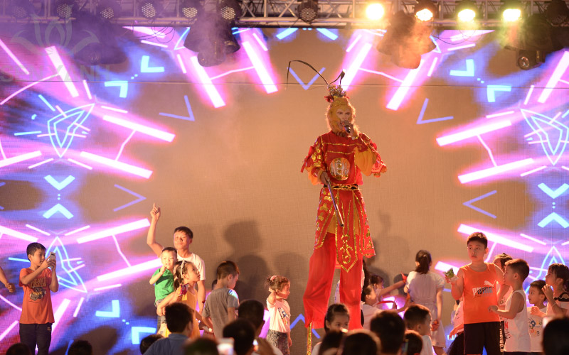 Sự xuất hiện của c&aacute;c nh&acirc;n vi&ecirc;n đặc biệt gi&uacute;p cho bầu kh&ocirc;ng kh&iacute; của chương tr&igrave;nh trở n&ecirc;n s&ocirc;i động hơn&nbsp;