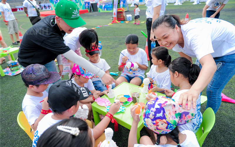 C&aacute;c bạn nhỏ h&agrave;o hứng với c&aacute;c hoạt động tr&ograve; chơi ngo&agrave;i trời