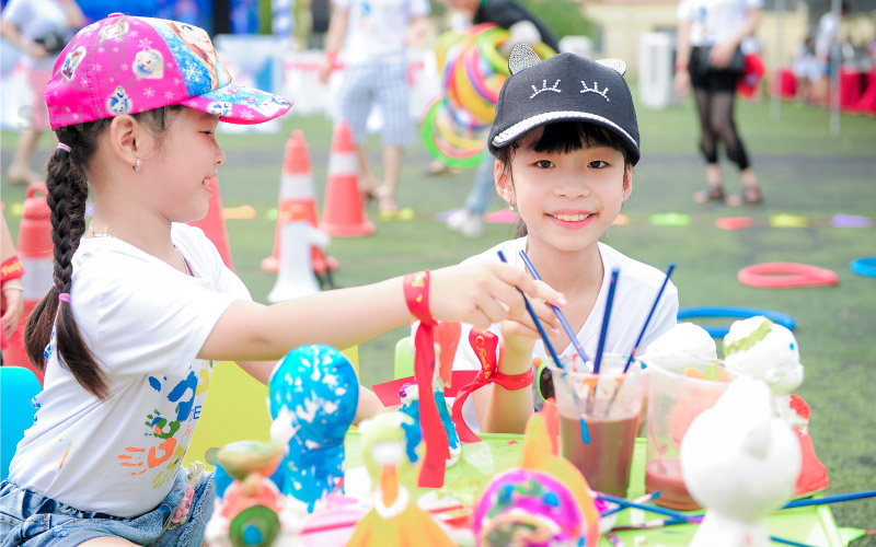 C&aacute;c bạn nhỏ h&agrave;o hứng với c&aacute;c hoạt động tr&ograve; chơi ngo&agrave;i trời