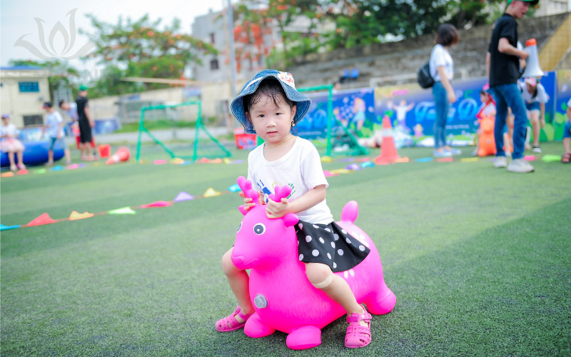 C&aacute;c bạn nhỏ h&agrave;o hứng với c&aacute;c hoạt động tr&ograve; chơi ngo&agrave;i trời