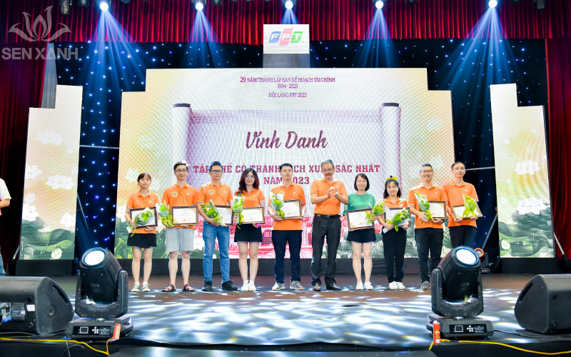 Vinh danh c&aacute; nh&acirc;n c&oacute; đ&oacute;ng g&oacute;p xuất sắc