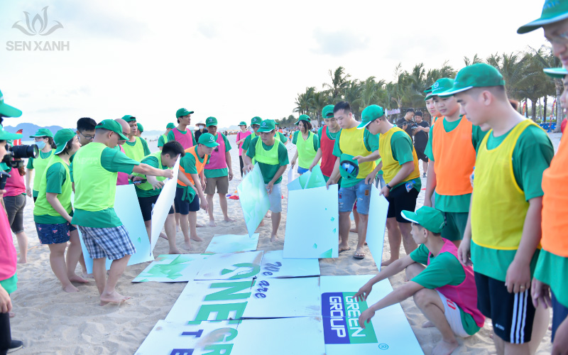 C&aacute;c th&agrave;nh vi&ecirc;n Green Group hết m&igrave;nh trong những tr&ograve; chơi đầy th&uacute; vị do Sen Xanh thiết kế v&agrave; tổ chức