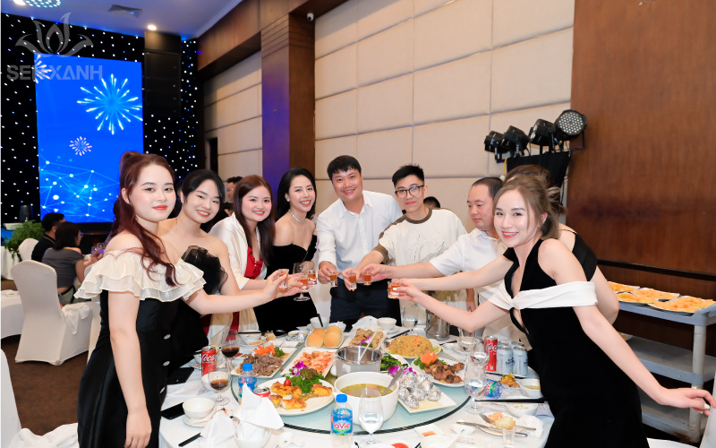 Kh&ocirc;ng gian đ&ecirc;m tiệc Tổ chức sinh nhật GENTIS được tổ chức sang trọng, ấm c&uacute;ng, c&aacute;c th&agrave;nh vi&ecirc;n c&ugrave;ng h&ograve;a chung niềm vui GENTIS l&ecirc;n tuổi 13