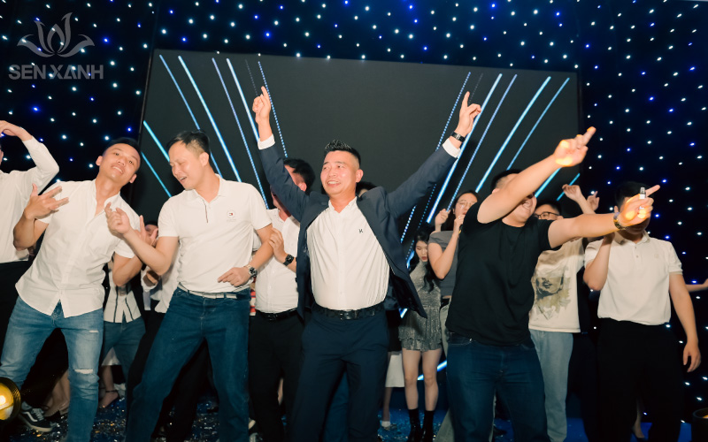 Kh&ocirc;ng gian đ&ecirc;m tiệc Tổ chức sinh nhật GENTIS được tổ chức sang trọng, ấm c&uacute;ng, c&aacute;c th&agrave;nh vi&ecirc;n c&ugrave;ng h&ograve;a chung niềm vui GENTIS l&ecirc;n tuổi 13