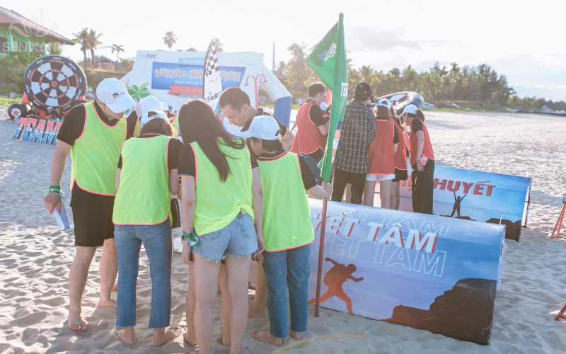 C&aacute;c th&agrave;nh vi&ecirc;n Vui Học c&ugrave;ng đồng t&acirc;m hiệp lực trong c&aacute;c tr&ograve; chơi Team Building