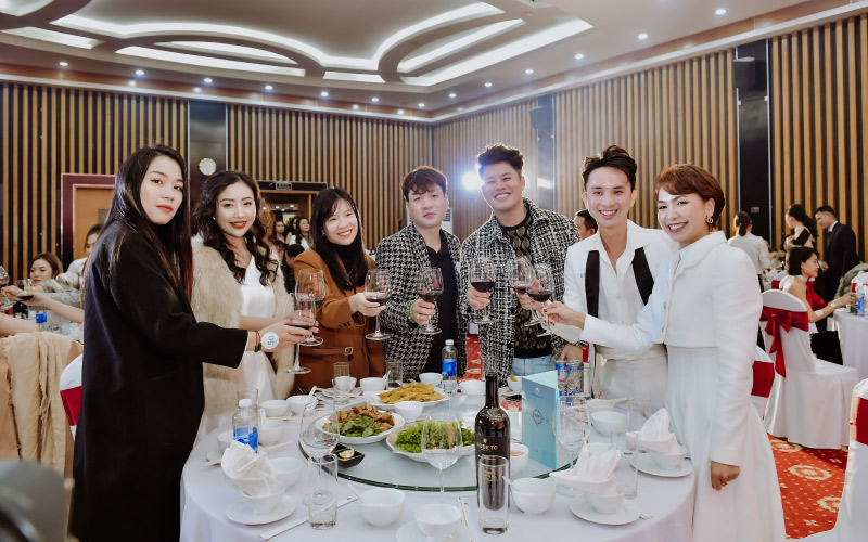 Tổ Chức Sự Kiện Year End Party Và Lễ Ký Kết Hợp Tác Giữa AHOHWA Và Vinbeauty Các thành viên công ty AHOHWA cùng nhau nâng ly khai tiệc