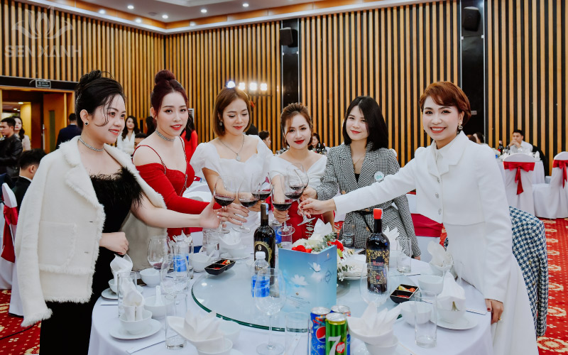 Tổ Chức Sự Kiện Year End Party Và Lễ Ký Kết Hợp Tác Giữa AHOHWA Và Vinbeauty Các thành viên AHOHWA tươi cười rạng rỡ, cùng nhau nâng ly khai tiệc