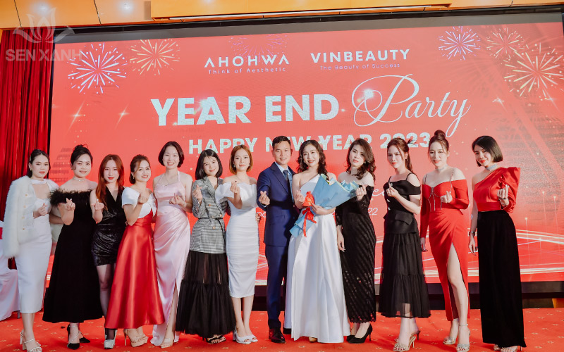Tổ Chức Sự Kiện Year End Party Và Lễ Ký Kết Hợp Tác Giữa AHOHWA Và Vinbeauty Tiết mục vinh danh các đoàn đội đã đạt các thành tựu xuất sắc