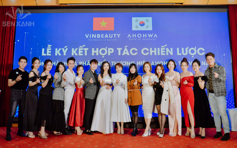 Tổ Chức Sự Kiện Year End Party Và Lễ Ký Kết Hợp Tác Giữa AHOHWA Và Vinbeauty Bức ảnh kỷ niệm đánh dấu sự hợp tác đầy triển vọng của AHOHWA và Vinbeauty
