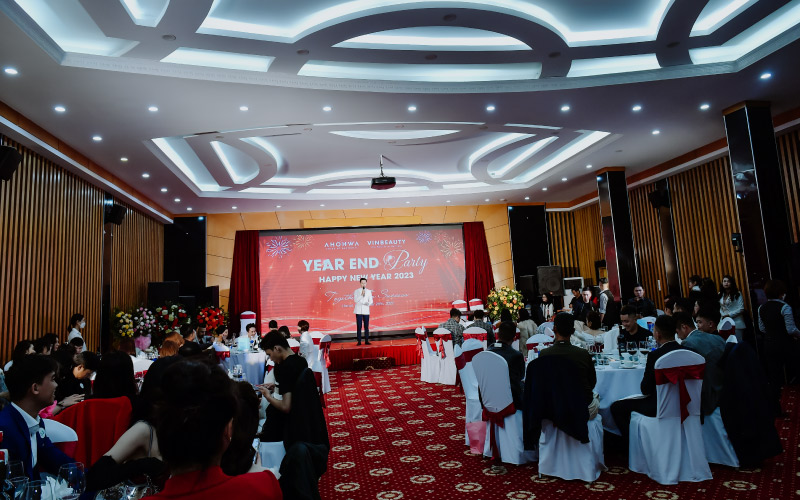 Tổ Chức Sự Kiện Year End Party Và Lễ Ký Kết Hợp Tác Giữa AHOHWA Và Vinbeauty MC giới thiệu chương trình Year End Party & Happy New Year 2023