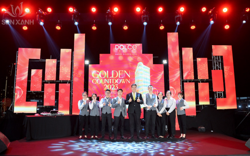 Tập thể c&aacute;n bộ nh&acirc;n vi&ecirc;n Golden Lake Place Restaurant chụp h&igrave;nh kỷ niệm v&agrave; trao thưởng những th&agrave;nh vi&ecirc;n c&oacute; đ&oacute;ng g&oacute;p xuất sắc trong năm qua. 
