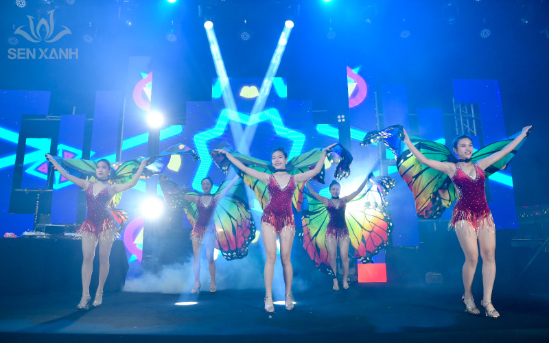 Đại nhạc hội &acirc;m nhạc s&ocirc;i động với sự xuất hiện của c&aacute;c vũ c&ocirc;ng, DJ chuy&ecirc;n nghiệp do Sen Xanh đặc biệt l&ecirc;n kịch bản