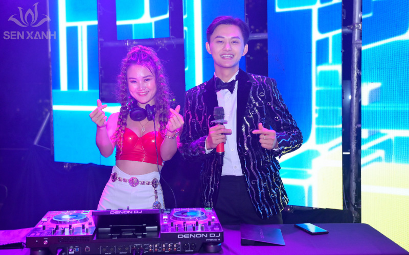 Đại nhạc hội &acirc;m nhạc s&ocirc;i động với sự xuất hiện của c&aacute;c vũ c&ocirc;ng, DJ chuy&ecirc;n nghiệp do Sen Xanh đặc biệt l&ecirc;n kịch bản
